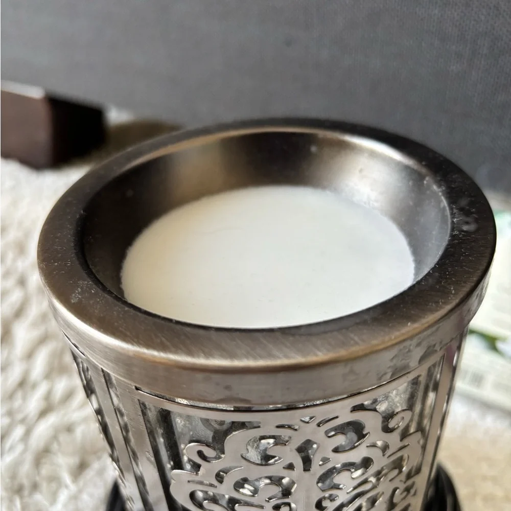 🟢INTERTEK. Room scent warmer. Pewter in color, comes with wax melts. - Picture 3 of 3